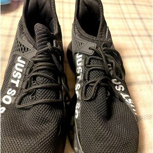 Men’s size 9 Just SoSo Tennis shoes